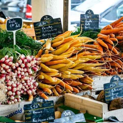 Étal de producteurs sur un marché du Perche, à quelques minutes du Domaine de Thironne